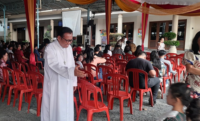 Misa Malam Natal, Umat Kristiani di Palembang Padati Gereja Katolik Paroki Santo Yoseph