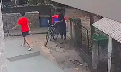 Viral CCTV Masjid Bekasi Rekam Aksi Pencurian Sepeda Pedagang Es Krim