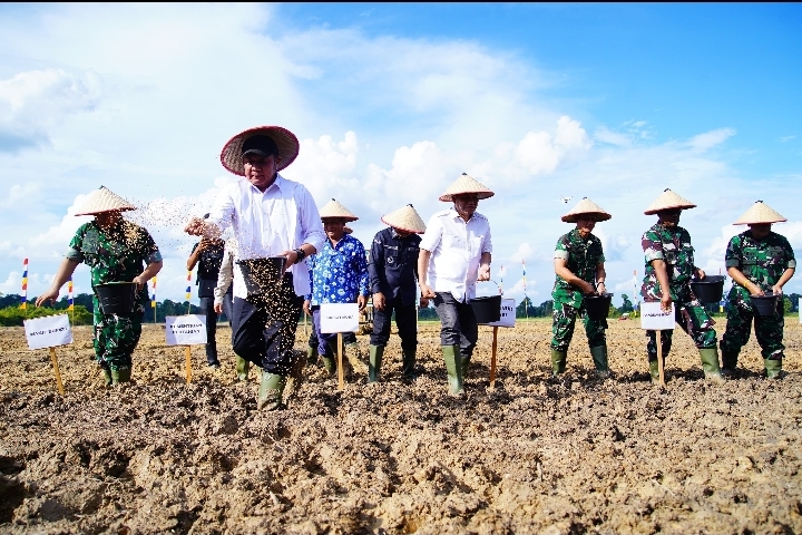 Gubernur Sumsel dan Bupati Muba Resmikan Tanam Perdana Cetak Sawah Rakyat di Desa Lumpatan II