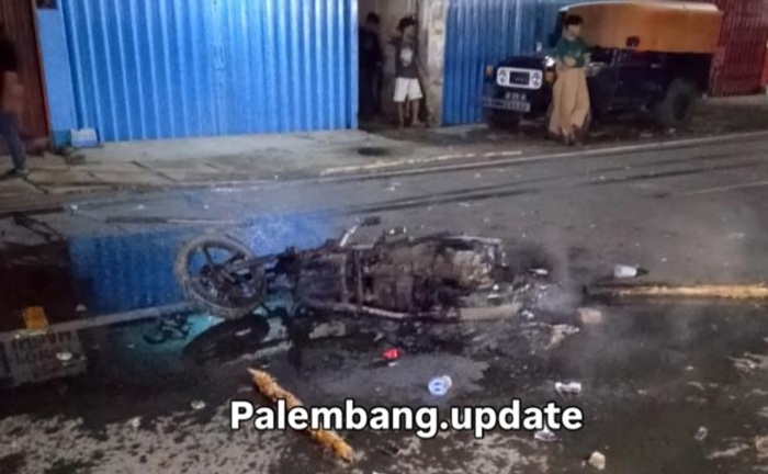 Viral! Dua Kelompok Pemuda di Palembang Tawuran, Satu Motor Dibakar