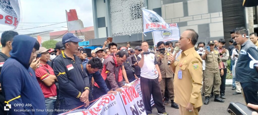 Sulit Dapat Solar, Sopir Truk Ancam Mogok Massal di Sumsel