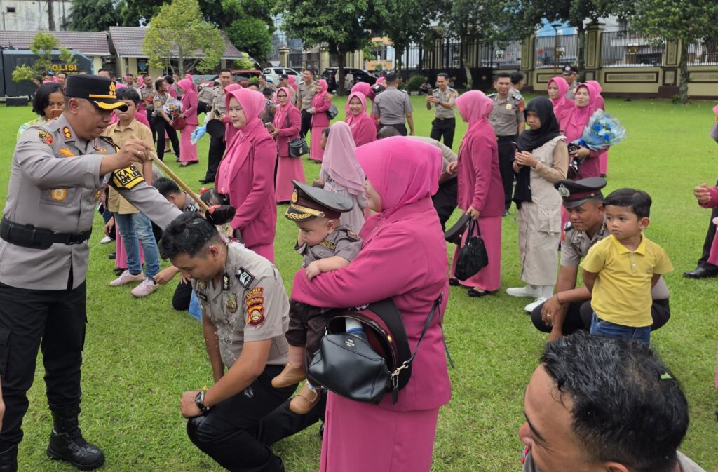 Naik Pangkat, 59 Personil Polres Lubuklinggau Mandi Kembang