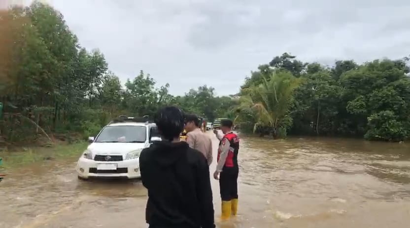 Banjir Rendam Jalan Musi Rawas–PALI, Akses Sempat Tergenang Setinggi 30 Cm