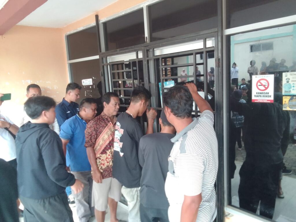 Ratusan Warga Muara Beliti Segel Kantor Lurah, Desak Bupati Musi Rawas Copot Arief Candra