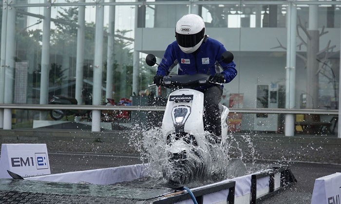 Tujuh Tips Aman Berkendara Motor Listrik Saat Musim Hujan