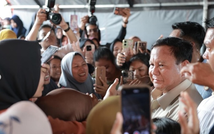 Tinjau Hunian Sementara Korban Banjir di Aceh Tamiang, Prabowo Soroti Atap Seng yang Terlalu Panas
