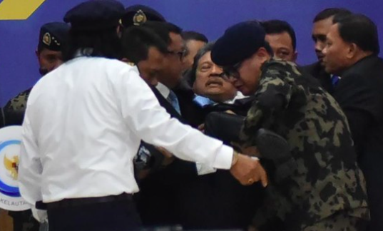Menteri KKP Trenggono Sempat Pingsan saat Upacara Persemayaman Korban Pesawat ATR, Kondisi Membaik