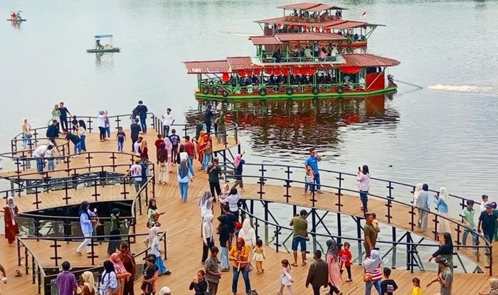 Libur Tahun Baru, Ribuan Pengunjung Padati Lokasi Wisata Danau Aur di Musi Rawas