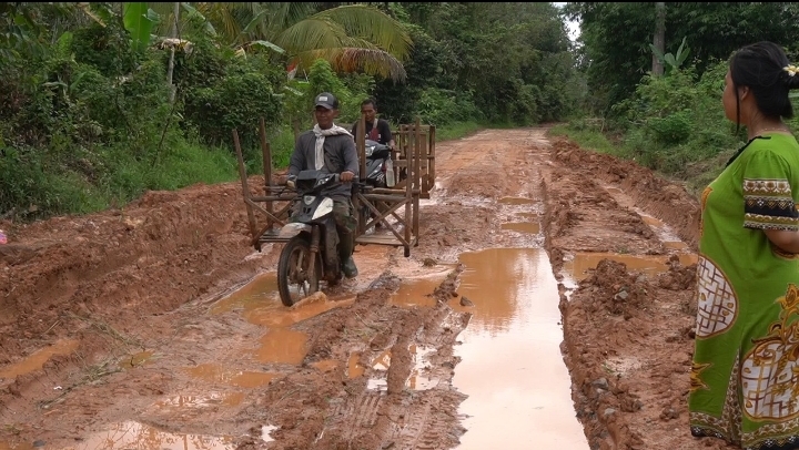 Jalan Penghubung Antar Kecamatan di Banyuasin Rusak Parah, Warga Perbatasan Palembang Terisolasi Saat Hujan