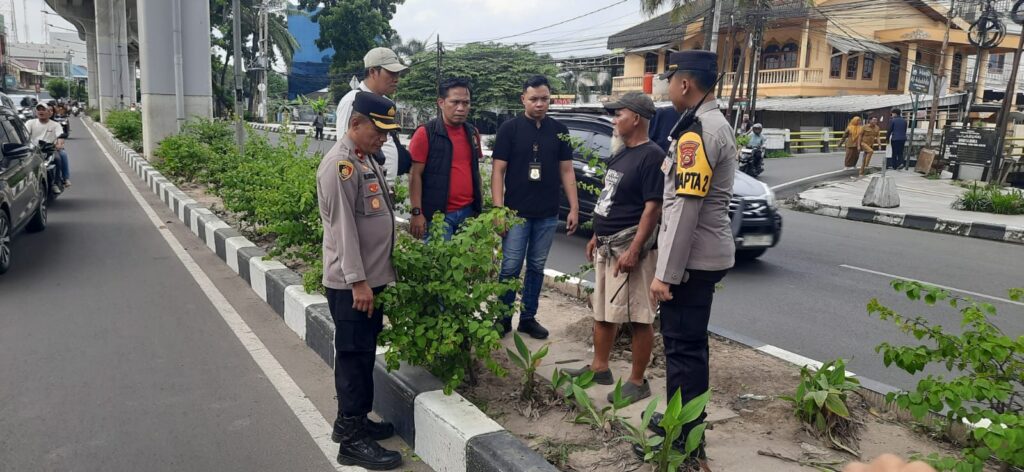Viral, Dua Kelompok Pria Saling Serang dengan Sajam di Depan PS Mall Palembang