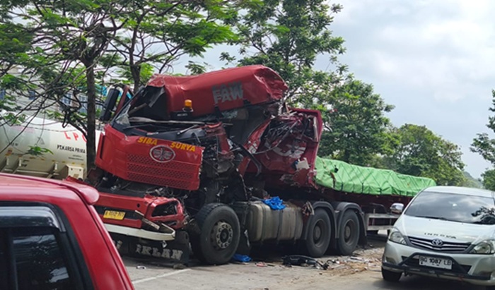 Lakalantas di Palembang, Truk Trailer Hantam Tronton di Jalan Bypass Alang-alang Lebar