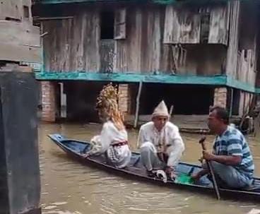 Banjir Tak Halangi Cinta: Pengantin di PALI Naik Perahu Menuju Pelaminan