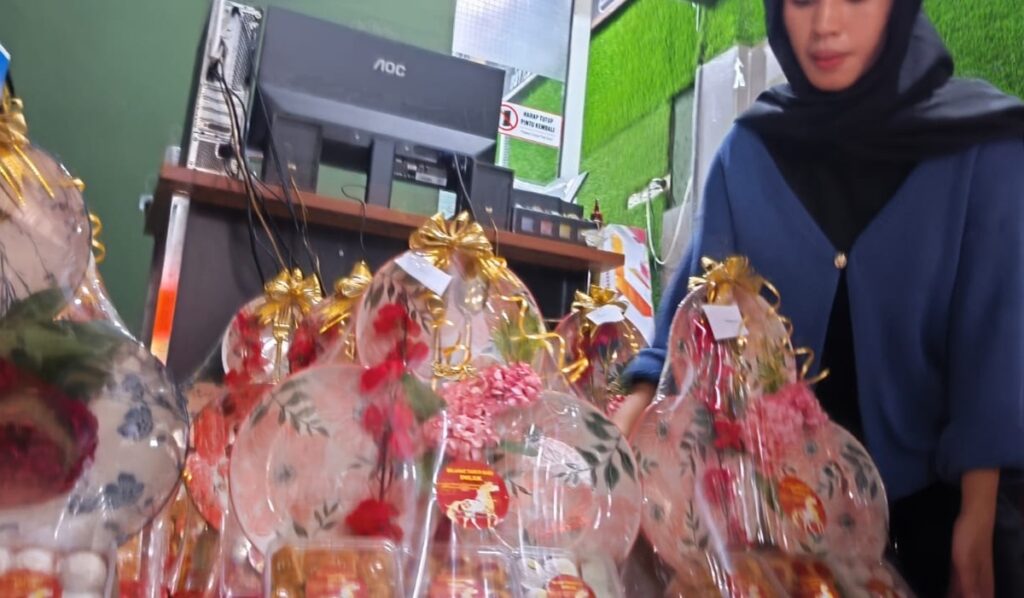 Jelang Imlek, Penjualan Parsel Pecah Belah dan Kue Kering di Palembang Meningkat