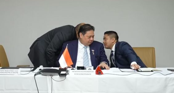 Terdengar Ucap “Cuma Dipajang”, Momen Seskab Teddy ke Rosan Jadi Sorotan