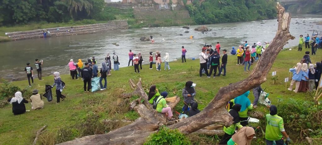 Pertamina Patra Niaga Fuel Terminal Lubuklinggau Bersihkan 1 Ton Sampah di Sungai Kelingi