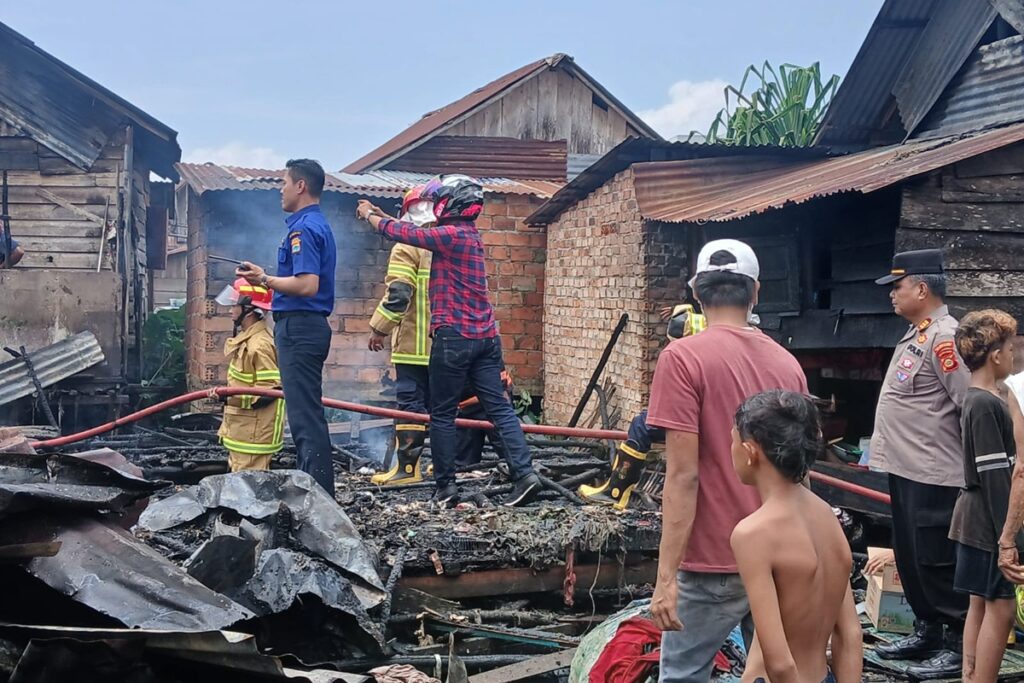 Diduga Korsleting Listrik, Enam Rumah di Jakabaring Palembang Dilalap Api