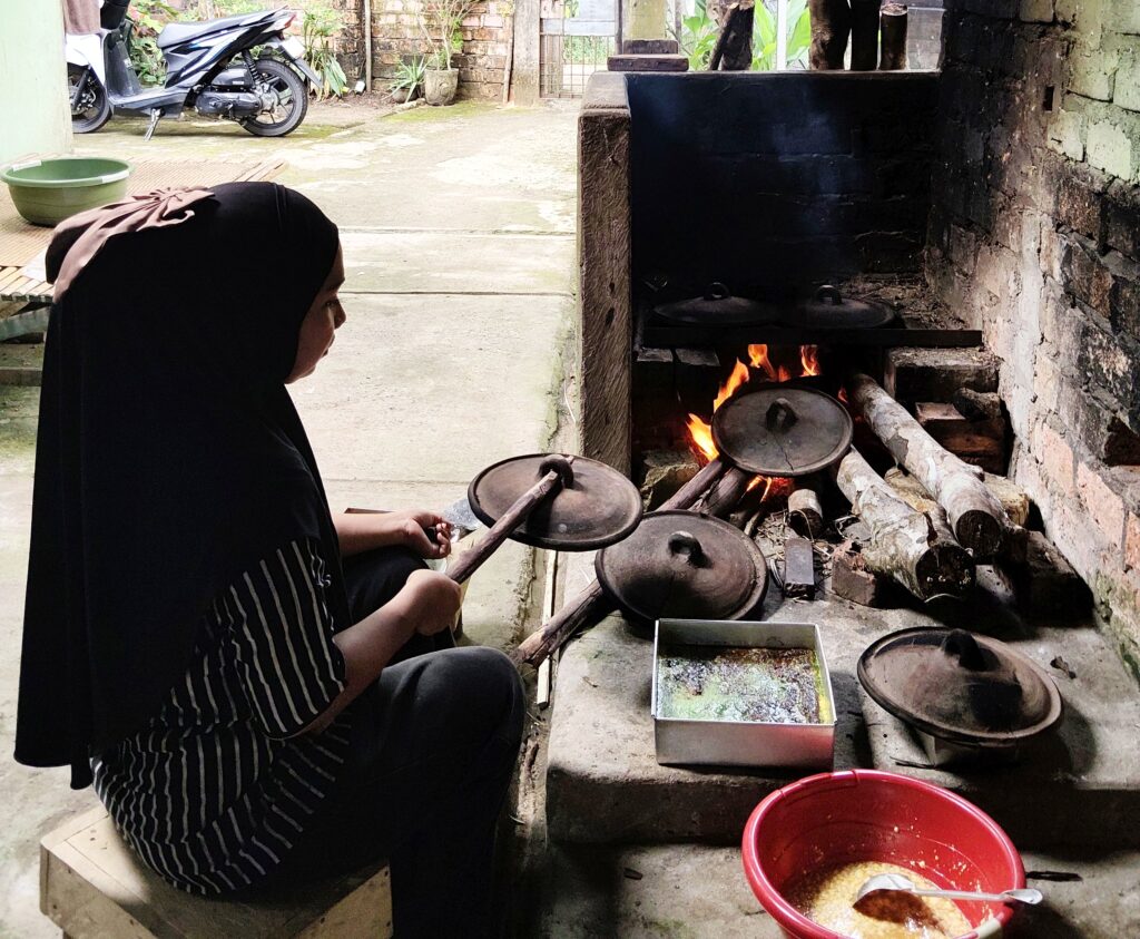 Merendang Kue Maksubah, Jejak Tradisi Lebaran yang Tetap Hidup di Ogan Ilir