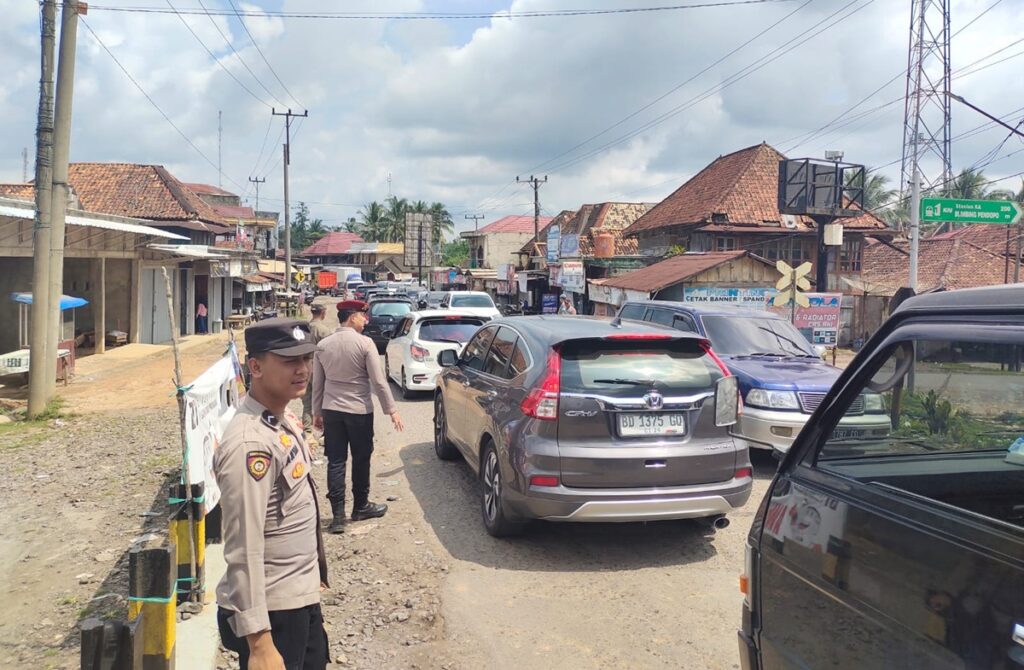 H+3 Lebaran, Simpang Cinta Kasih Belimbing Muara Enim Dipadati Kendaraan Pribadi