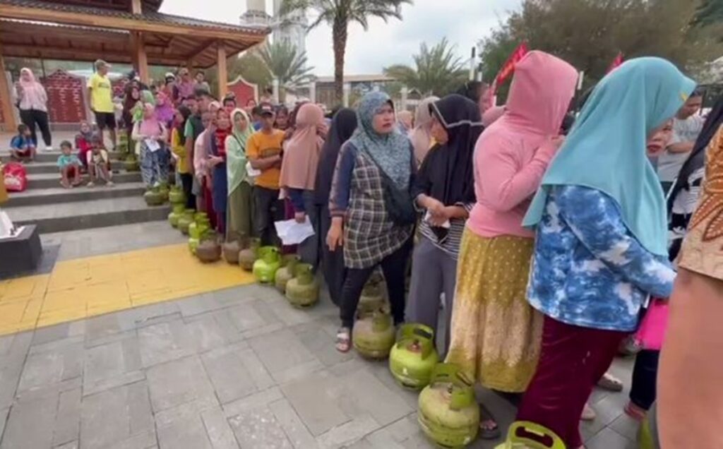 Rela Antri Beli Gas LPG 3 Kilogram, Emak-emak di Lubuklinggau Serbu Operasi Pasar Jelang Lebaran Idulfitri