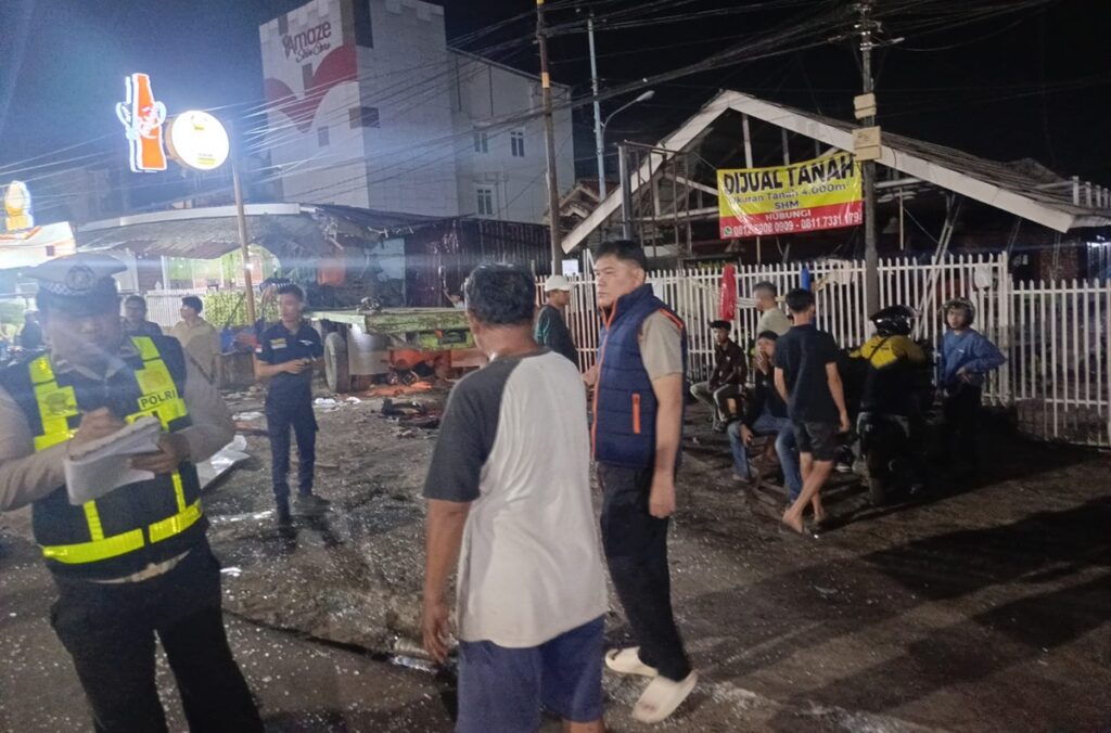Rem Blong, Truk Kontainer Hantam Halte dan Pemotor di Jalan Demang Lebar Daun