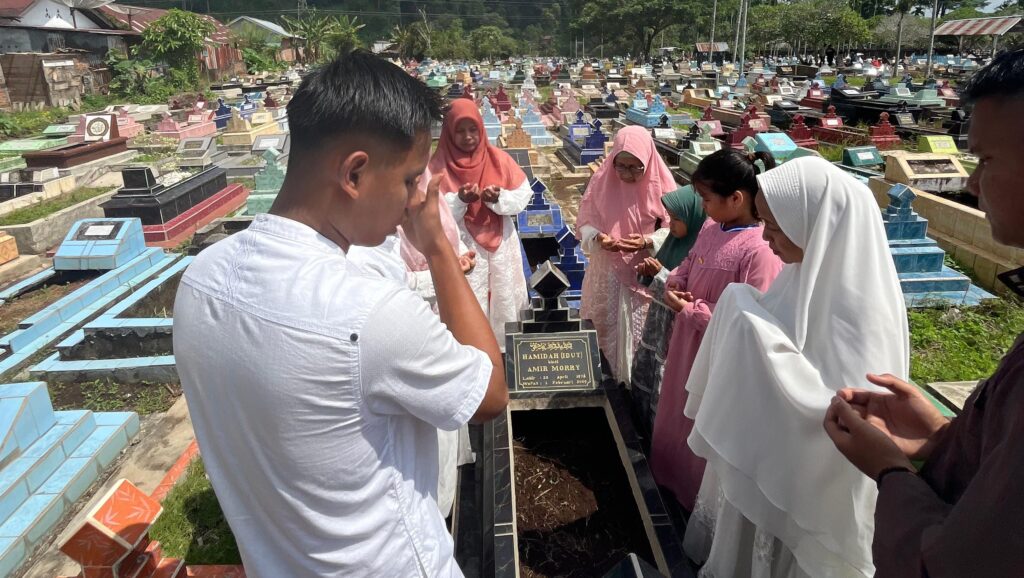 Lebaran Lebih Awal, Warga Muhammadiyah Ziarah ke Makam Keluarga Usai Salat Idulfitri