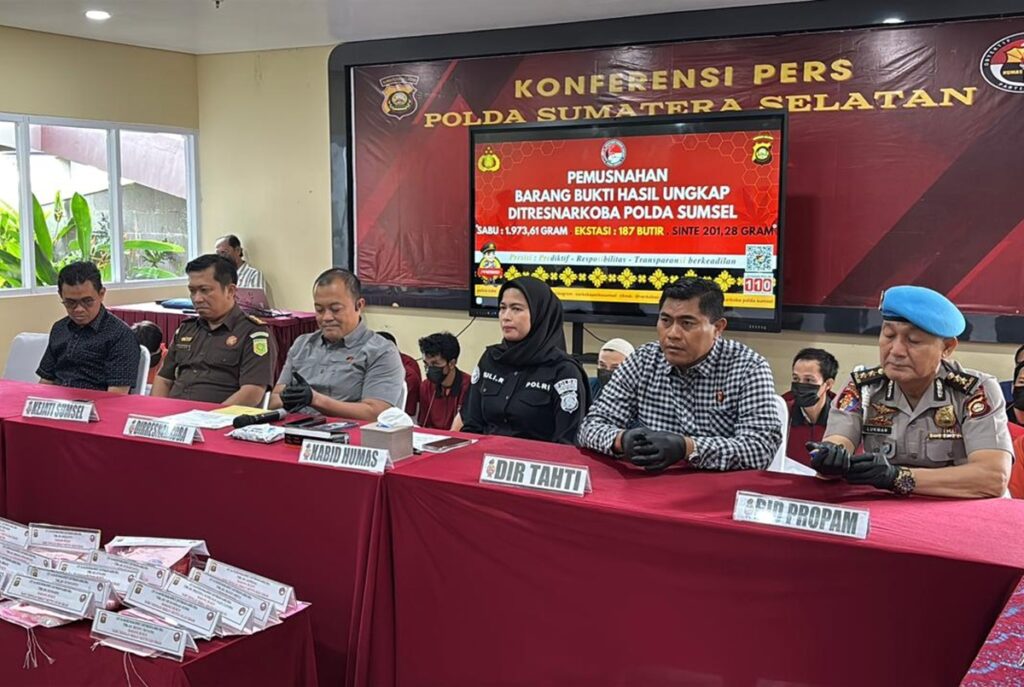 32 Tersangka Ditangkap, Sabu Senilai Miliaran Rupiah Dimusnahkan