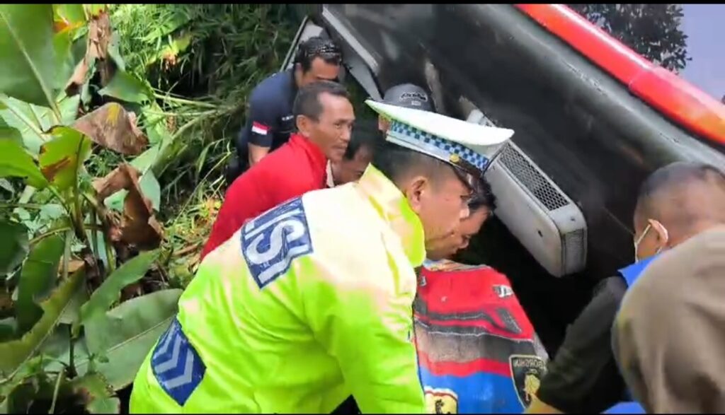 Bus AKAP Masuk Jurang di Lahat, Satu Penumpang Meninggal Dunia