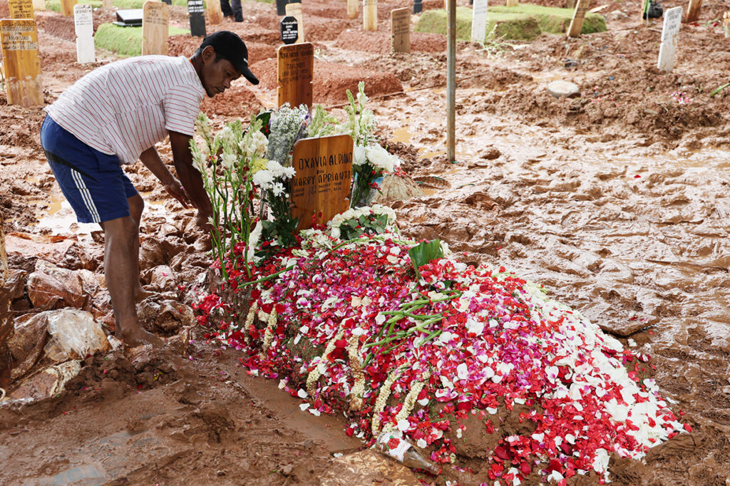 Makam Vidi Aldiano Dipenuhi Bunga, Keluarga Ungkap Fakta di Baliknya