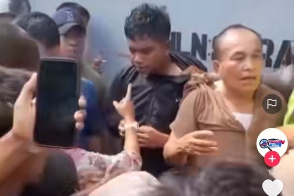 Tarik Paksa Mobil Prajurit TNI AL, Debt Collector Babak Belur Diamuk Warga
