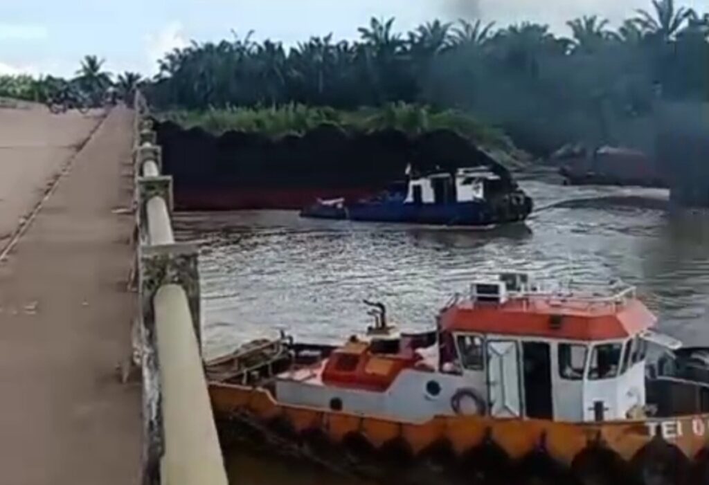 Diduga Melebihi Kapasitas, Tongkang Batubara Kembali Tersangkut di Jembatan Bentayan
