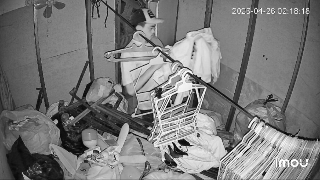 Maling Gudang Pakaian di Depan OPI Mall Jakabaring, Aksi Pelaku Terekam CCTV