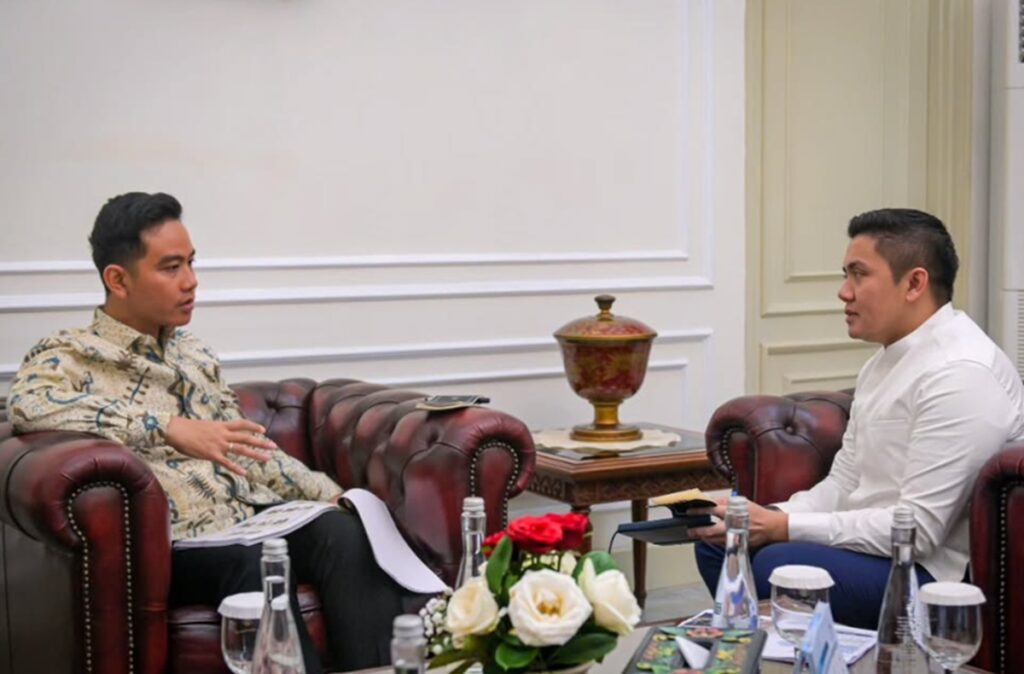Seskab Teddy Indra Wijaya Temui Wapres Gibran, Bahas Perkembangan Nasional