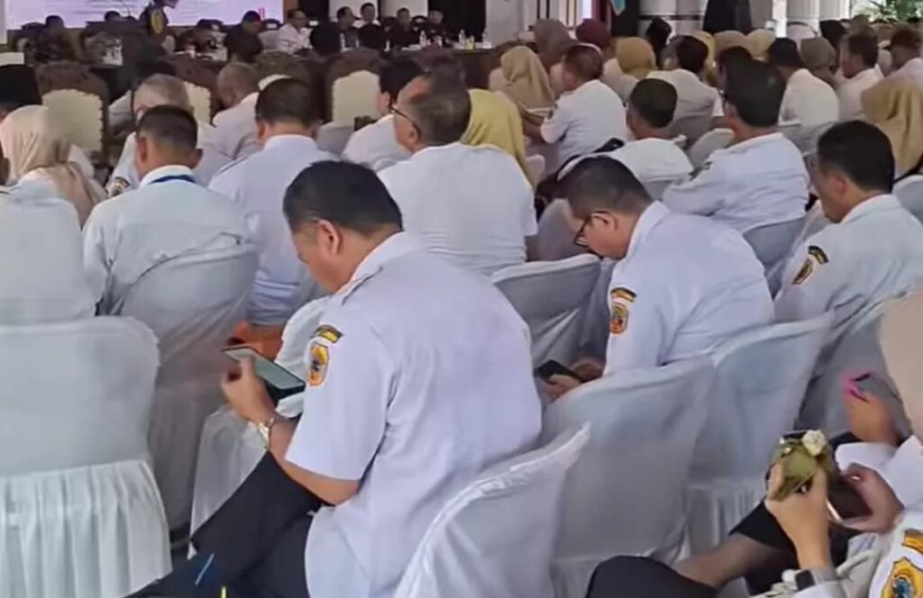 Viral Pejabat Pati Asyik Main HP Saat Sosialisasi KPK, Komitmen Antikorupsi Dipertanyakan
