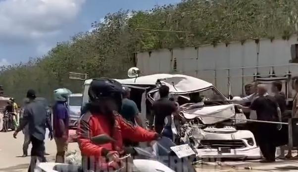 Gagal Salip, Luxio Hantam Fuso di KM 21 Palembang–Betung, Sopir Luka Parah