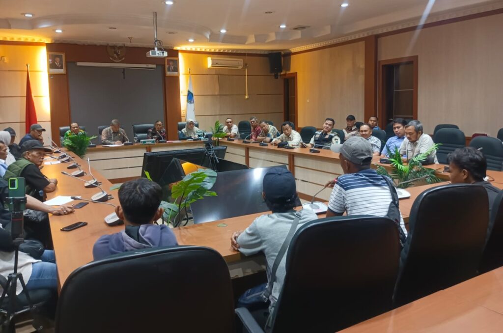Geruduk Kantor Bupati, Massa GRPK RI Minta Izin Tambang PT LPPBJ Dicabut