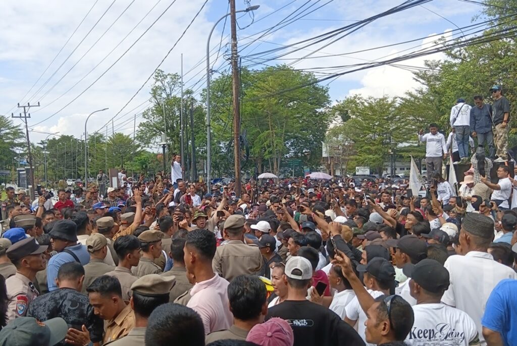Datangi Kantor Bupati Muba, Ribuan Massa Minta Legalkan Penyulingan Minyak Tradisional