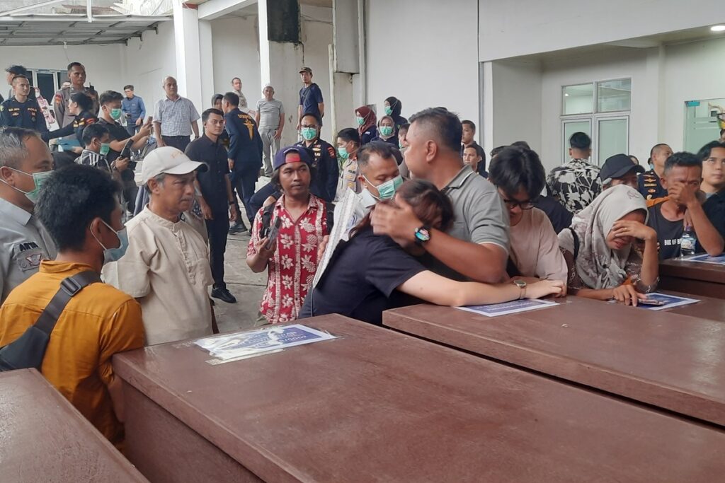 Isak Tangis Pecah di RS Bhayangkara, 14 Jenazah Korban Tabrakan Bus ALS Diserahkan ke Keluarga