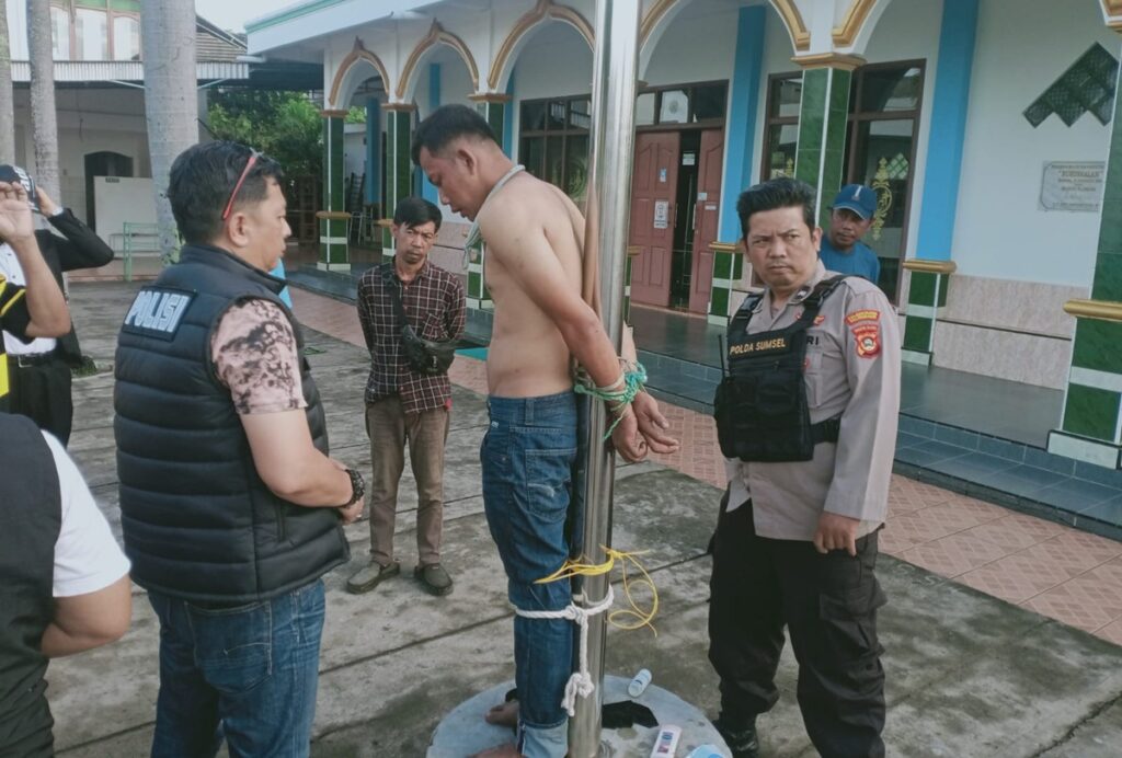 Kedapatan Bobol Kotak Amal Masjid, Pria Asal Betung Sumsel Diikat di Tiang Bendera
