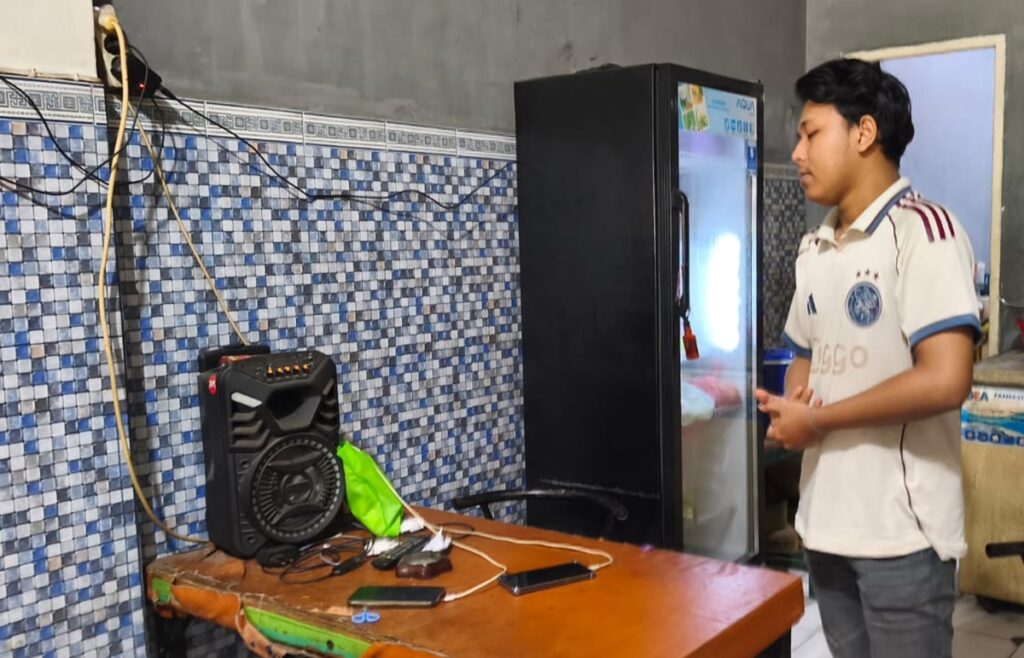 Aksi Penodongan dengan Senpi Terekam CCTV, Dua Ponsel Pemilik Warung Bakso di Palembang Raib