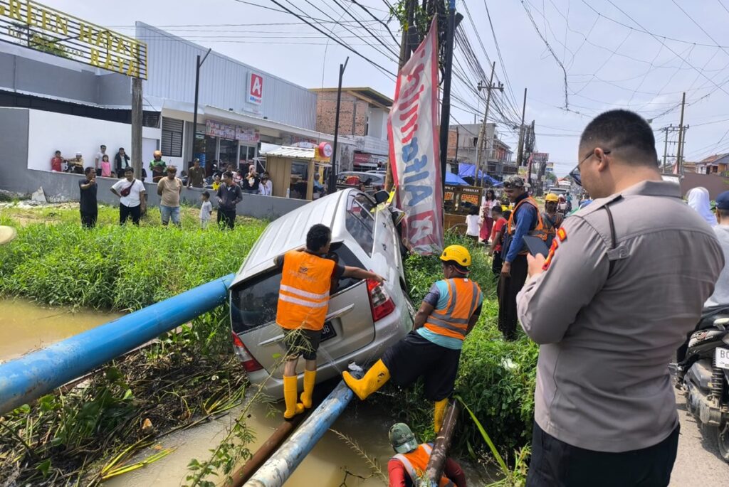 Dikemudikan Lansia, Mobil Innova Terperosok Hingga Tertimpa Pipa Air PDAM Palembang