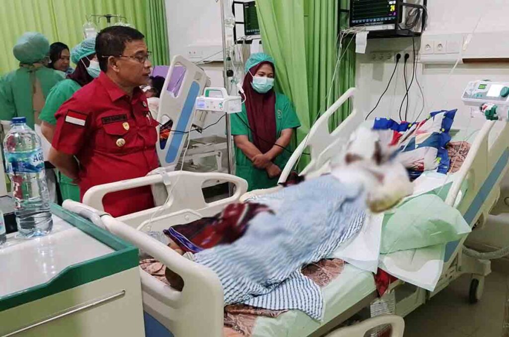 Kunjungi Korban Selamat dari Kecelakaan Maut Bus ALS, Bupati Muratara Siap Tanggung Biaya Pengobatan