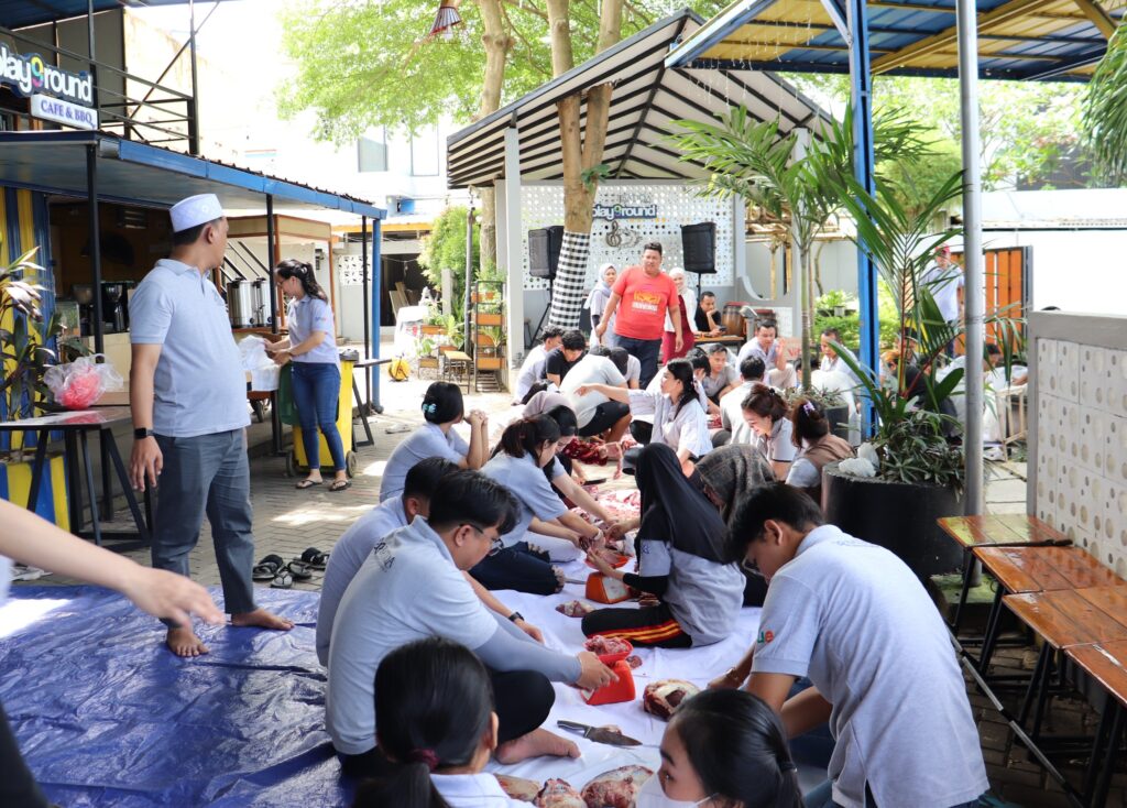 Idul Adha Penuh Berkah, BATIQA Hotel Palembang Bagikan Daging Qurban ke Warga Sekitar