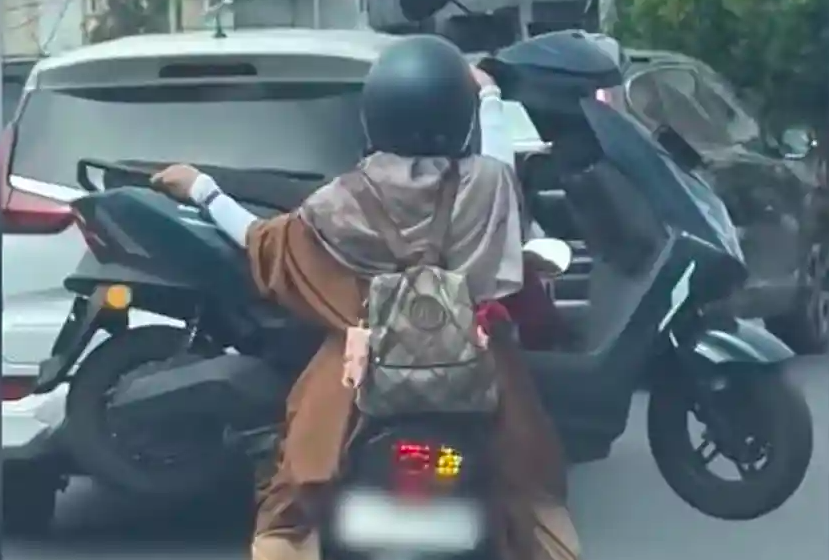 Emak-emak di Makassar Jadi Sorotan Usai Bawa Motor Listrik Secara Ekstrem