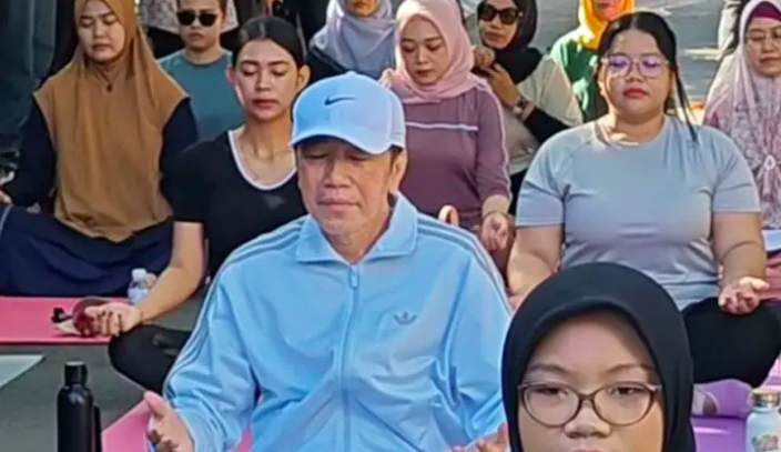 Jokowi Ikut Yoga di Depan Rumahnya, Warga Antusias Berebut Foto