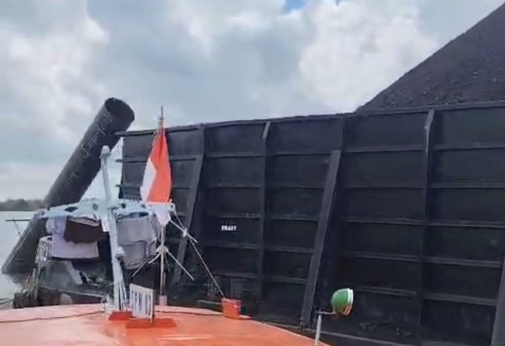 Tongkang Batubara Kembali Tabrak Tiang Pancang Jembatan Lalan, Struktur Proyek Roboh ke Sungai