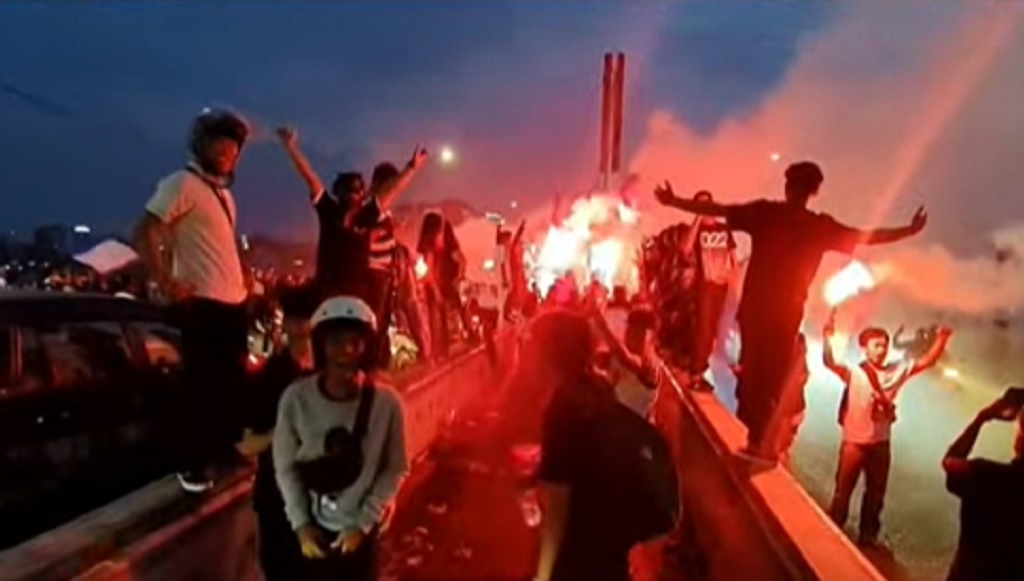 Persib Bandung Juara Super League 2025-2026, Bobotoh Padati Flyover Pasupati