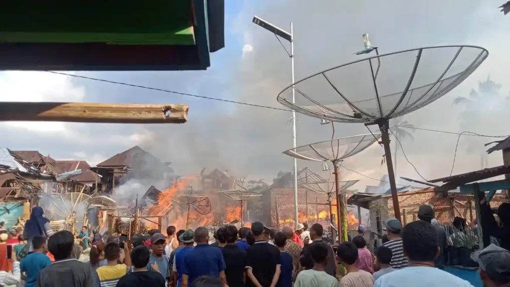 Diduga Korsleting Listrik, 16 Rumah Warga Talang Benteng Empat Lawang Terbakar