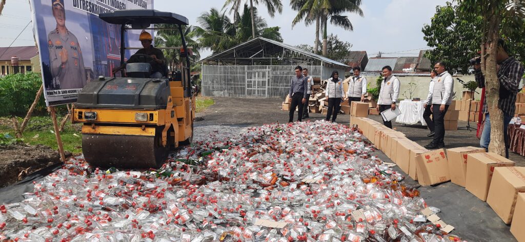 Polda Sumsel Musnahkan 20.088 Botol Miras Oplosan, Empat Tersangka Ditahan