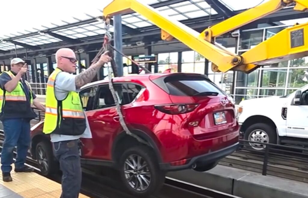 Ikuti Petunjuk GPS, Pengemudi Mazda Masuk Jalur Kereta