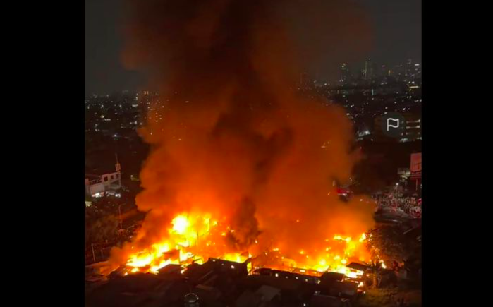 Kebakaran Besar Gegerkan Kemayoran, Warga Berhamburan Menyelamatkan Diri
